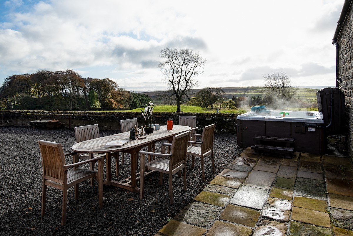 Walltown Byre - outside dining area and hot tub
