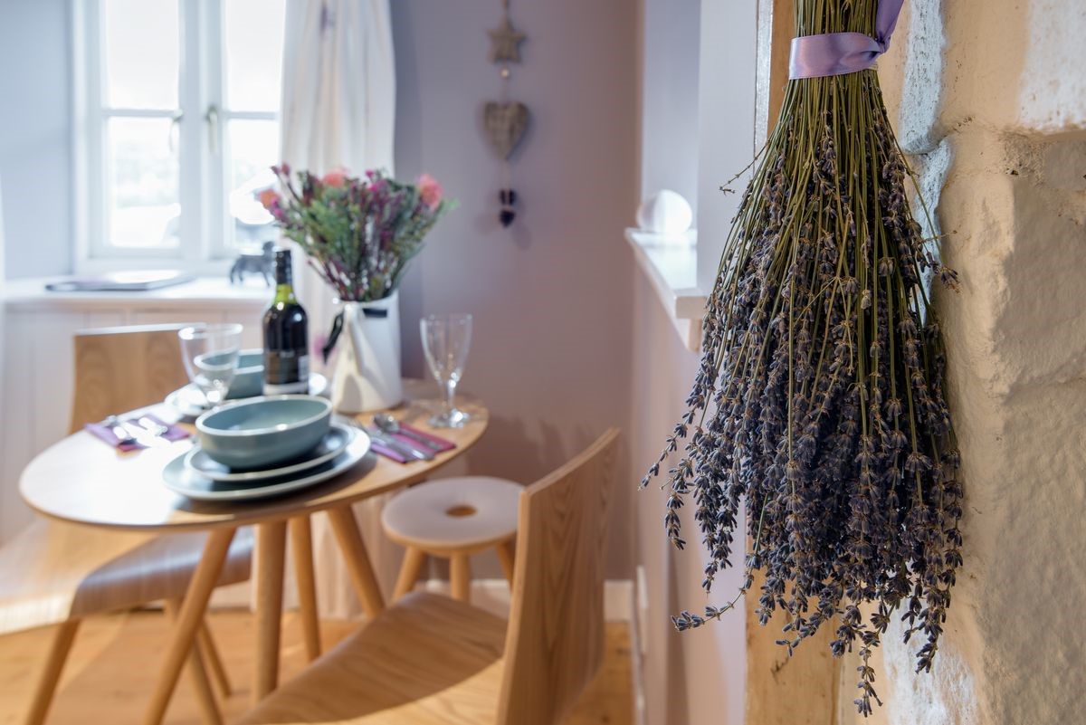 Braemar - dining area with decorative dried lavender