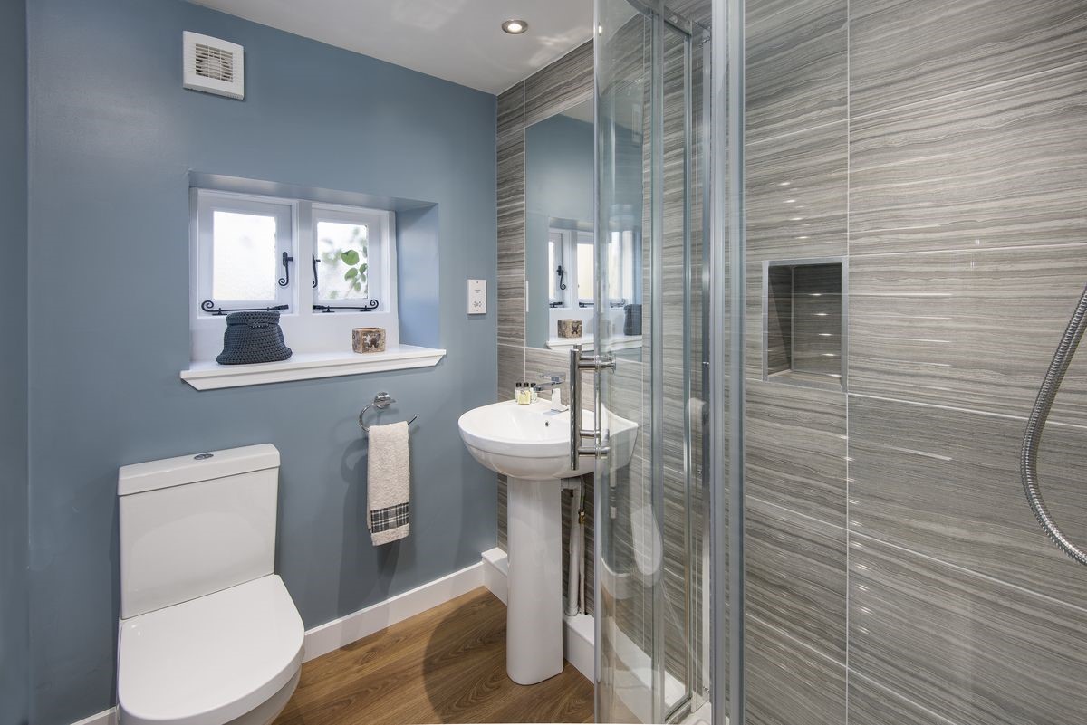 Braemar - bathroom with WC, basin and walk-in shower