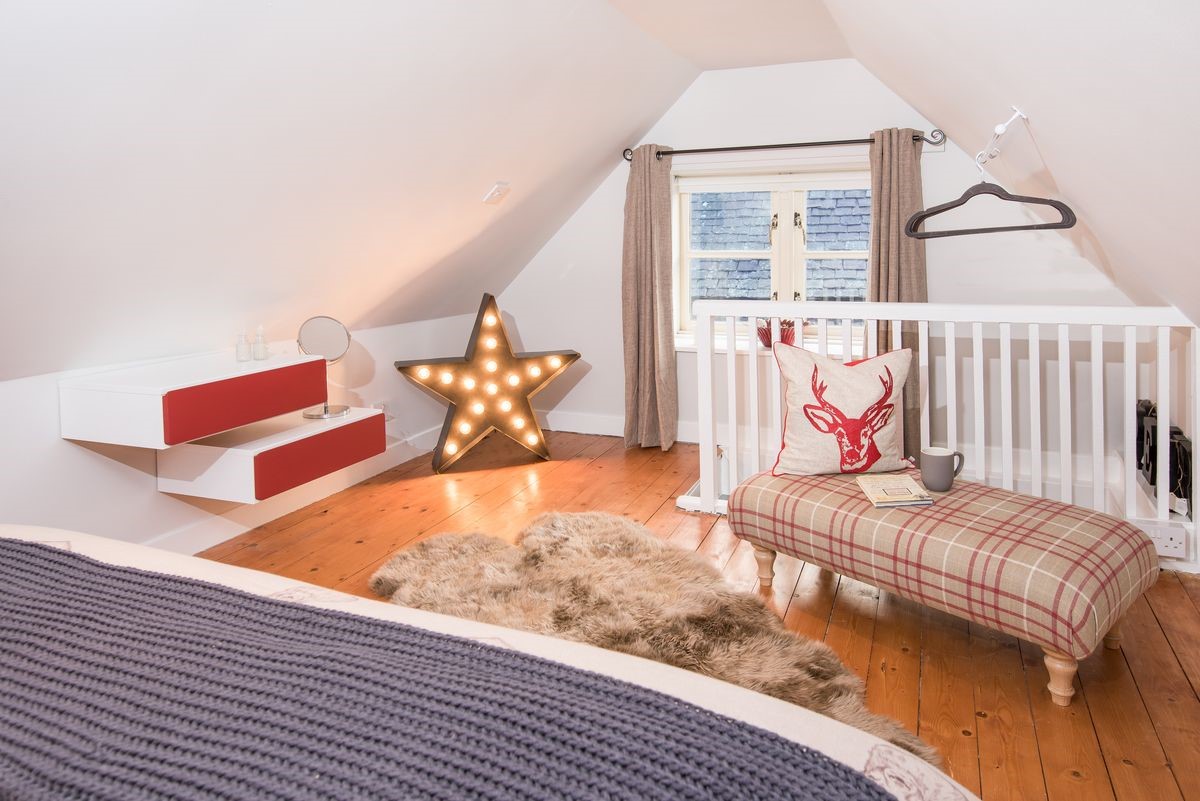 Braemar - cosy bedroom with stairwell baluster