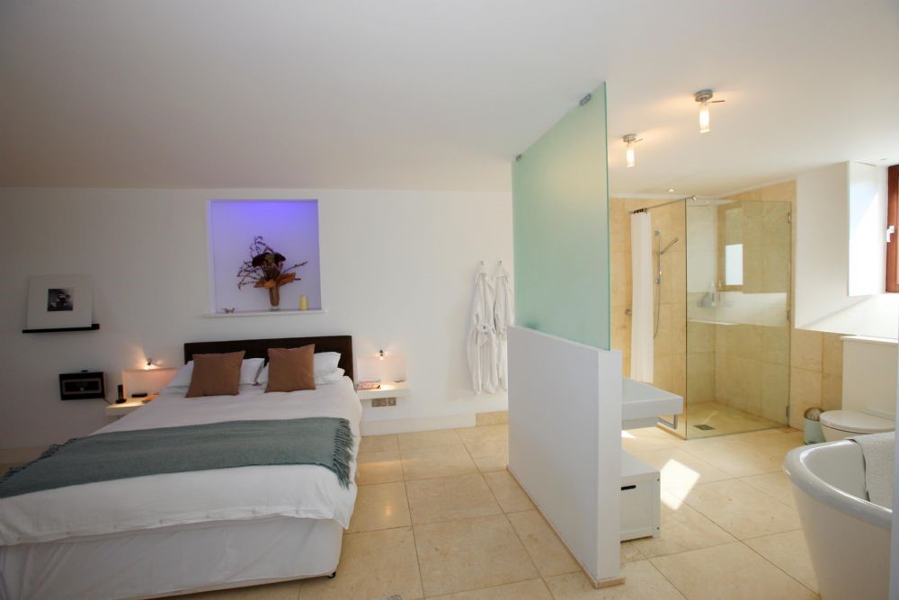 Cairns House - bedroom one with en suite bathroom
