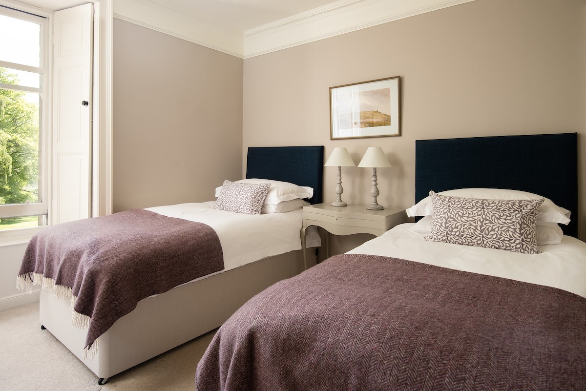 Mossfennan House - twin beds in bedroom three