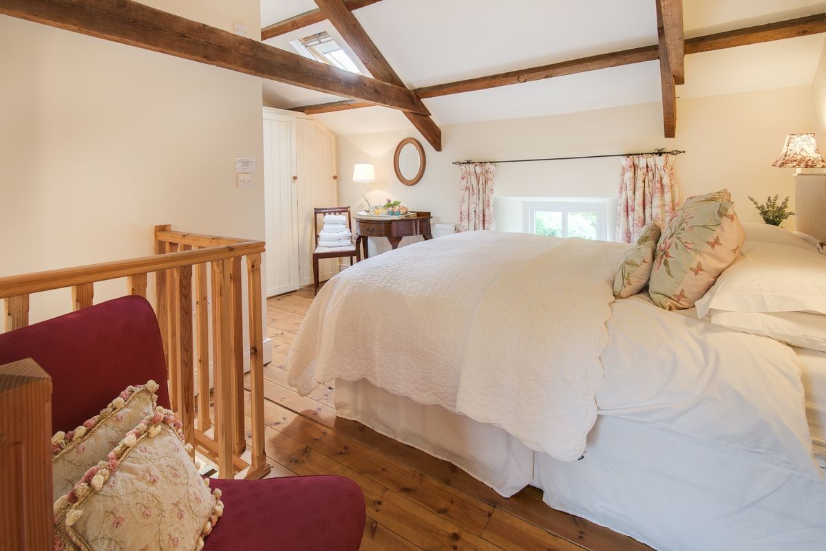 Middle Cottage - bedroom with beams