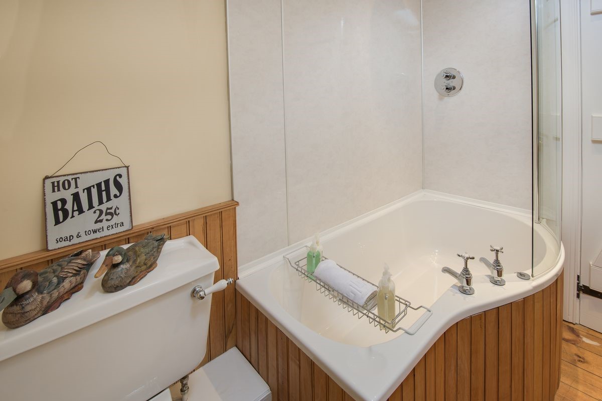 Middle Cottage - family bathroom