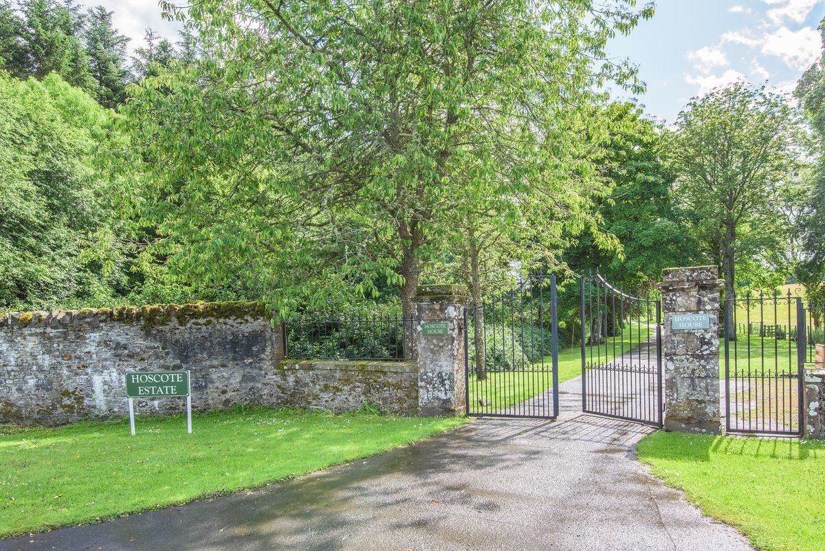Pathhead Farmhouse - estate entrance gates