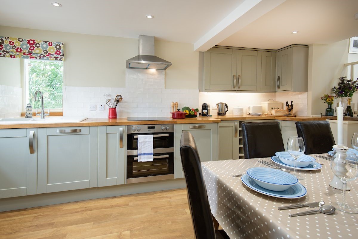 Crosslea - spacious kitchen with dining table