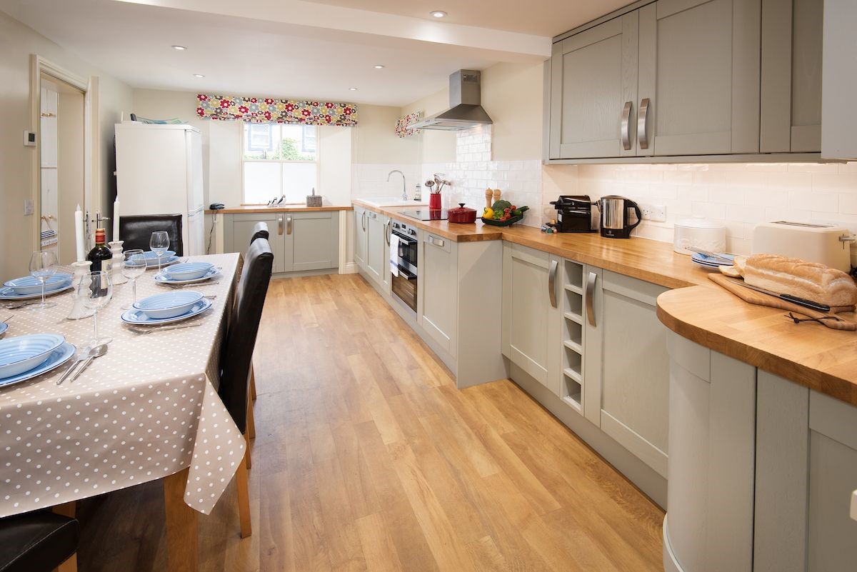 Crosslea - kitchen with dining table and seating for six guests