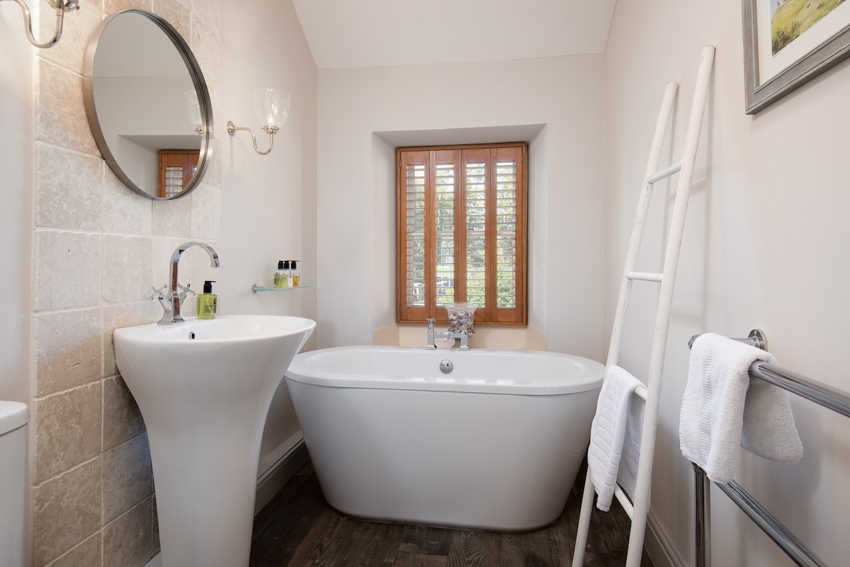 Miller's Cottage - bathroom with large bath tub