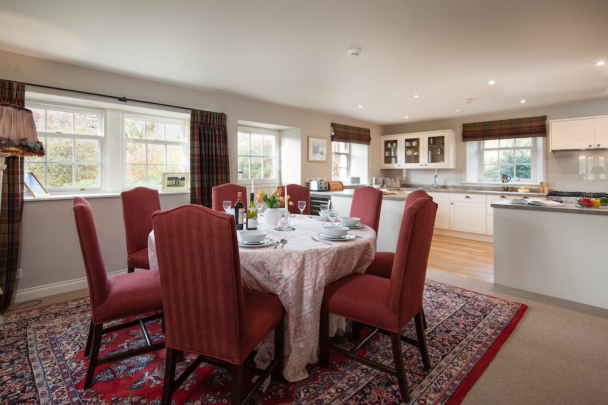 Countess Park - open-plan kitchen and dining room with seating for up to ten guests