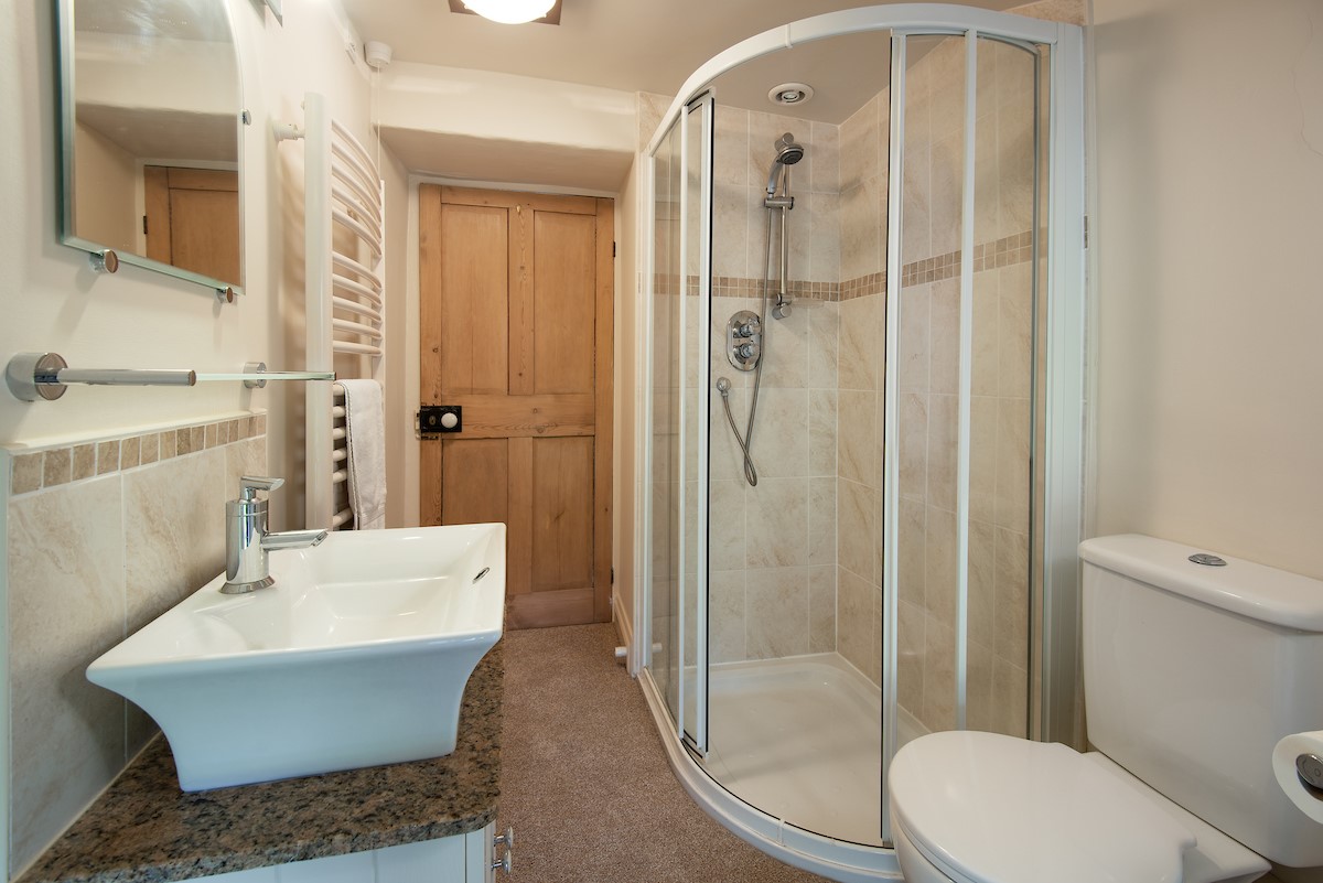 Bowls Cottage - family bathroom with walk-in shower, WC and basin