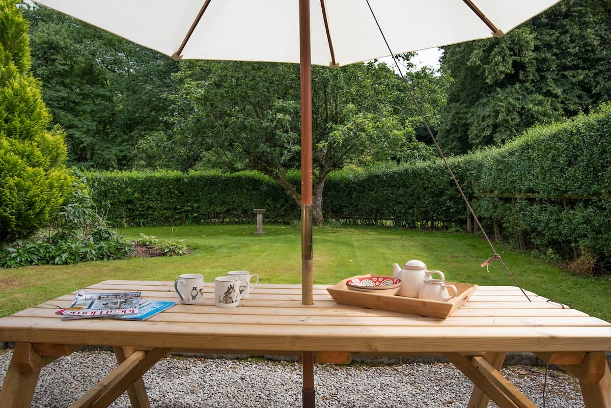 Crailing Cottage - alfresco dining options in the garden