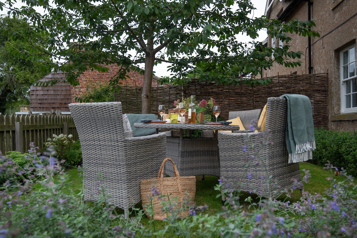 Cuthbert House - outdoor dining in the garden