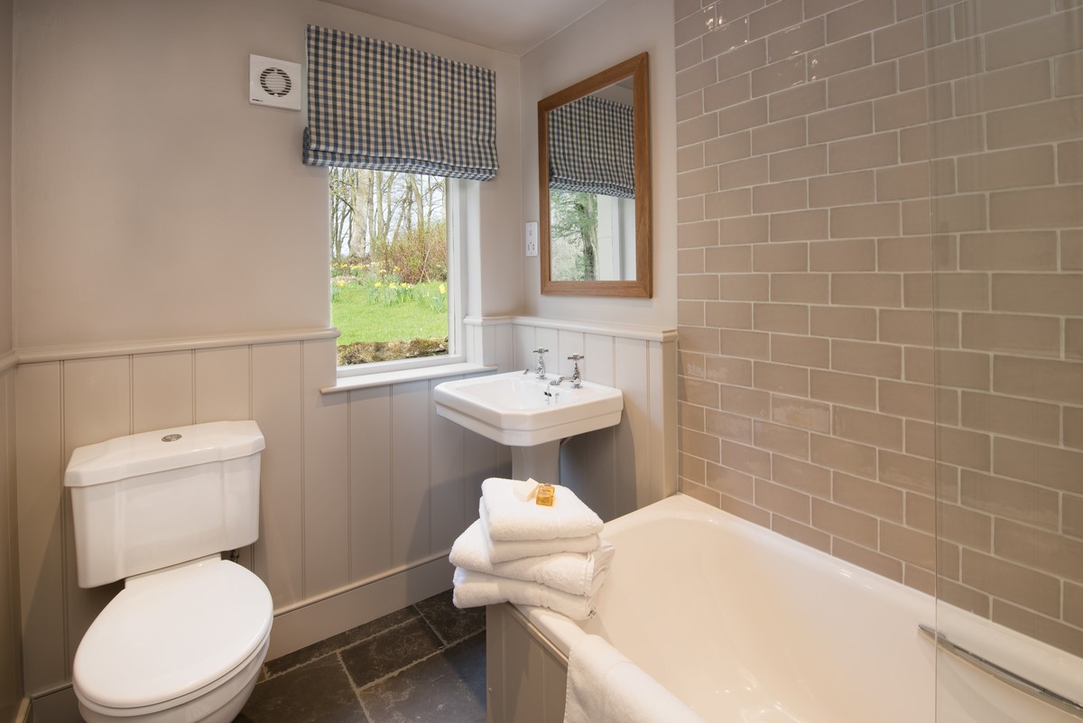 Park End - bathroom with views of the lawned garden