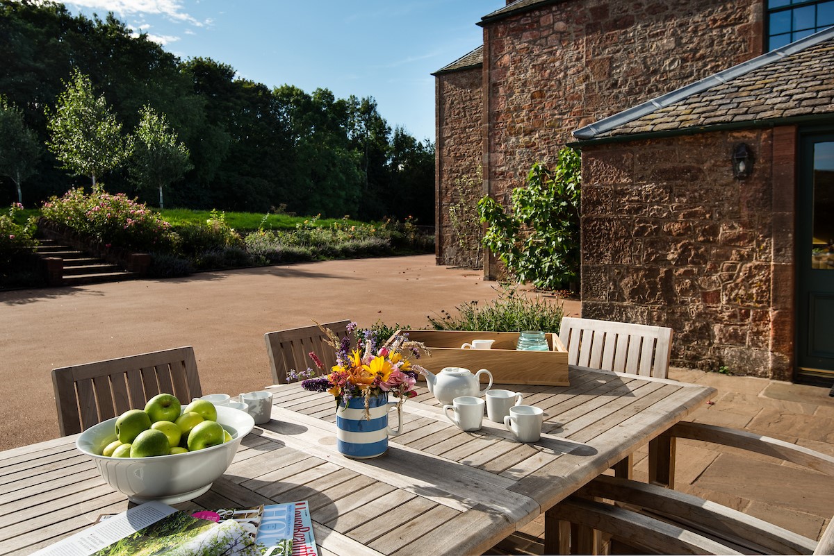 Papple Steading - Papple Farmhouse - dine al fresco on the sheltered terrace