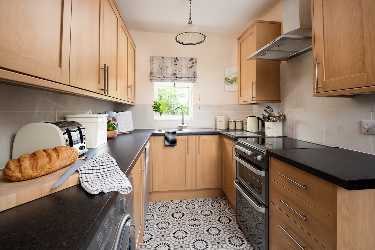 Kilham Cottage - gallery kitchen with double electric oven, four-ring hob, dishwasher and fridge/freezer