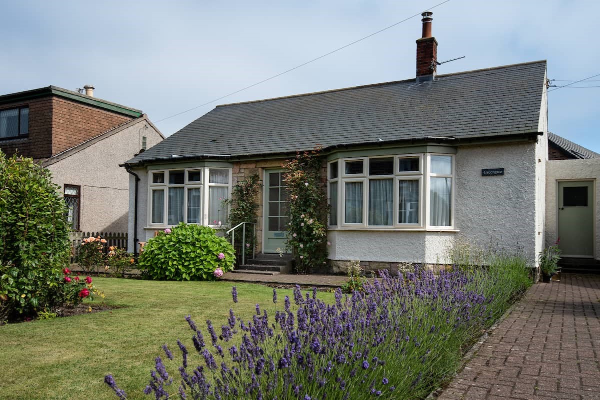 Greengate - external view of the cottage with front garden