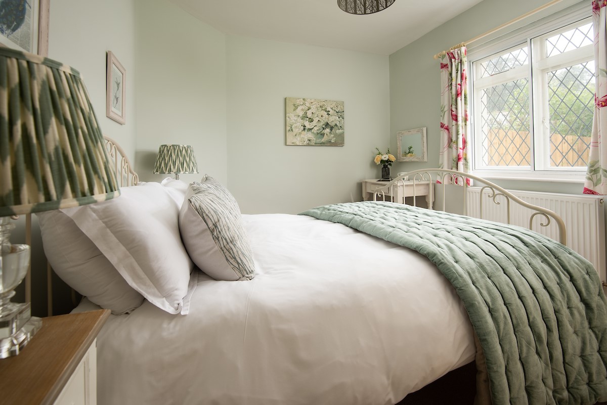 Kilham Cottage - bedroom one with king size bed and dressing table