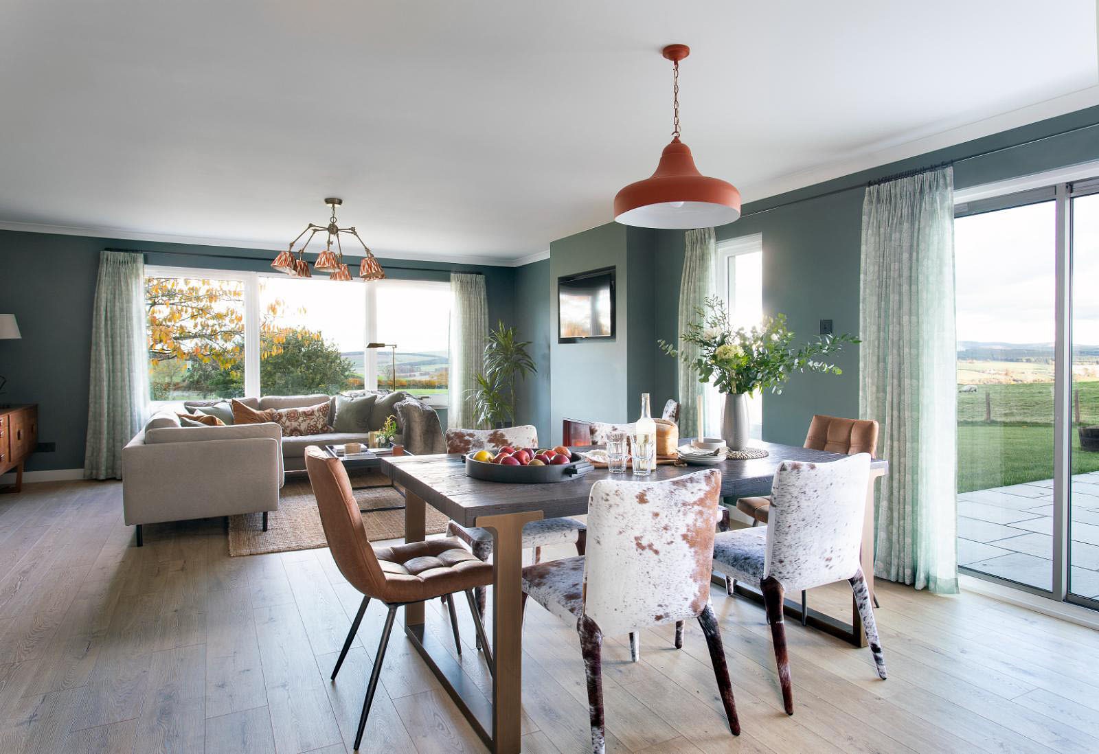 Overthickside - dining table in the open-plan living space with seating for six guests
