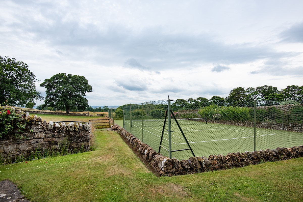 The Coach House, Kingston - the owner's tennis court which guests are welcome to use on request