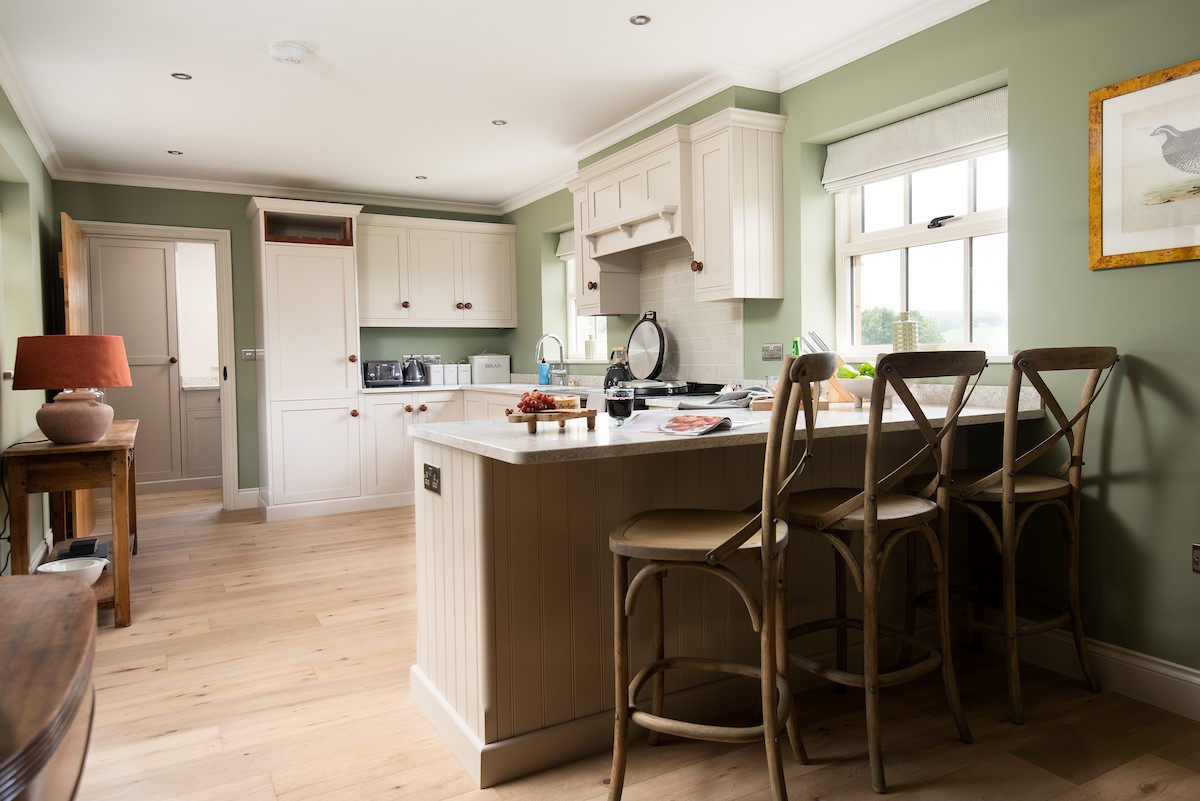 Risingham Cottage - kitchen with sociable breakfast bar