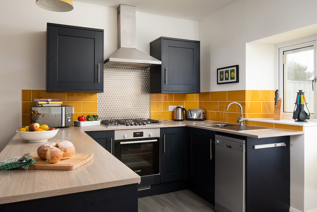 Peep-O-Sea Cottage - shaker-style kitchen with yellow tiles