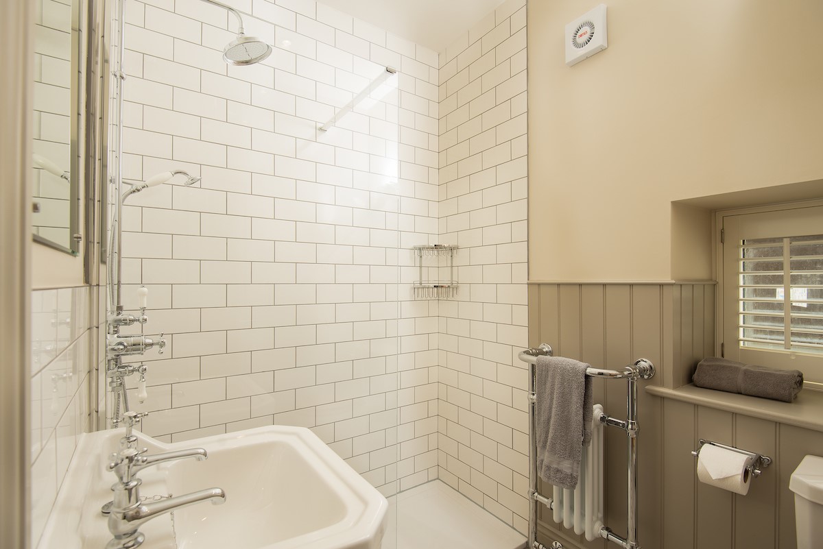 Overview Cottage - en suite shower room