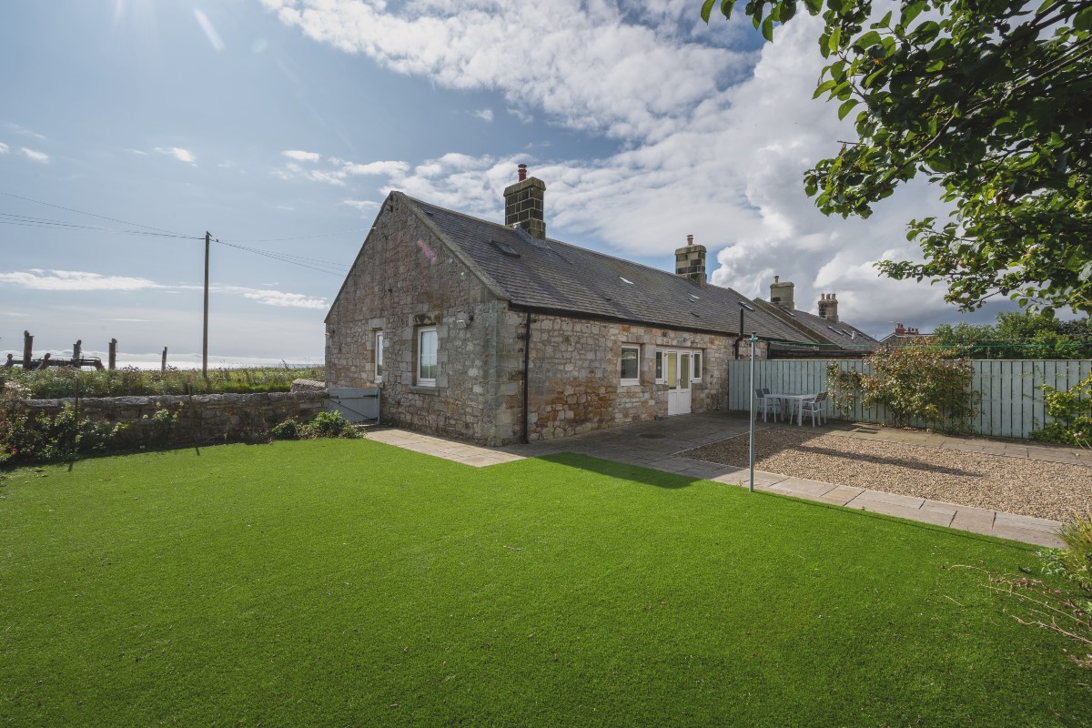 Peep-O-Sea Cottage - large enclosed garden to the rear the of the property with Astroturf lawn