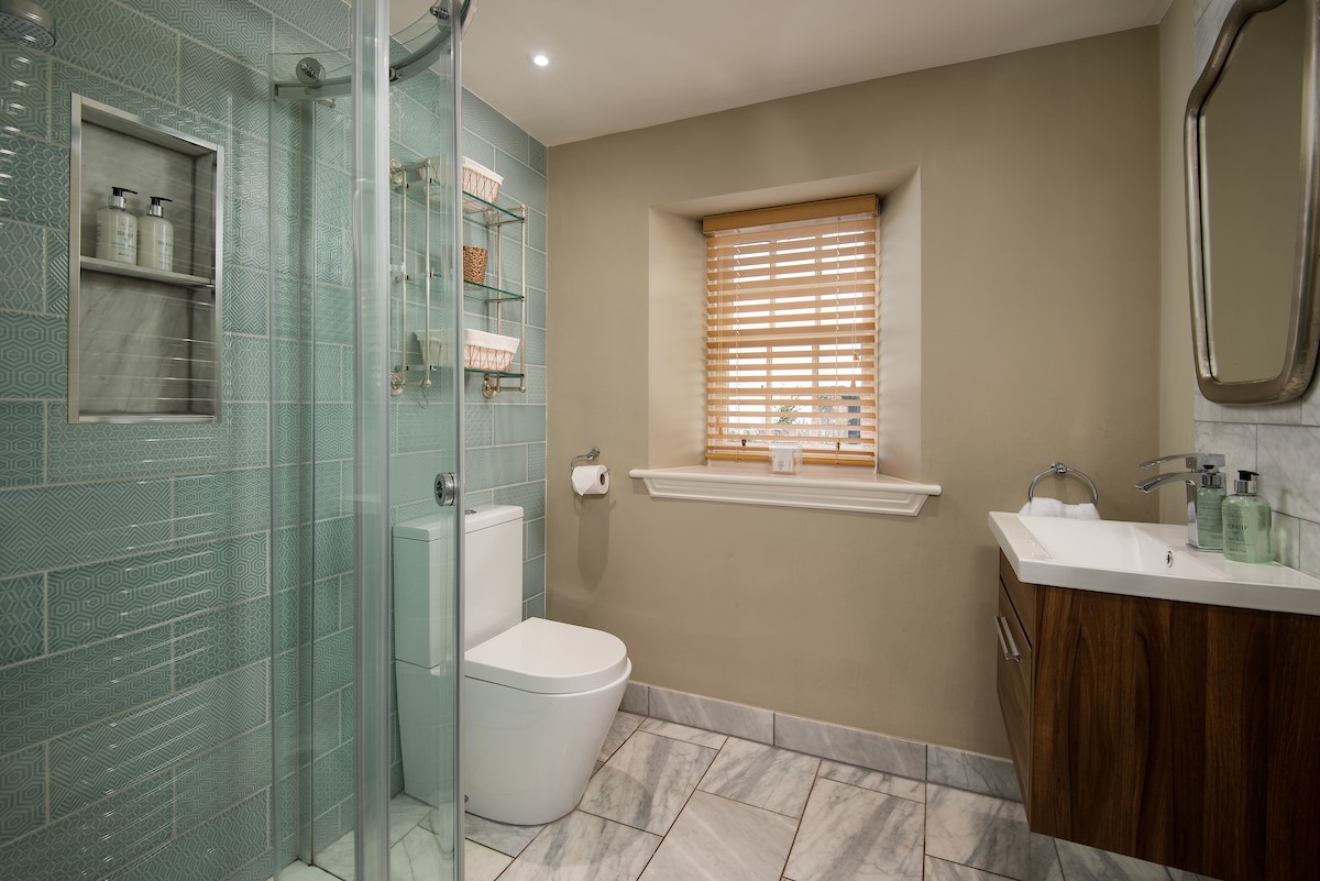 Seaview House - Annexe bathroom with corner shower