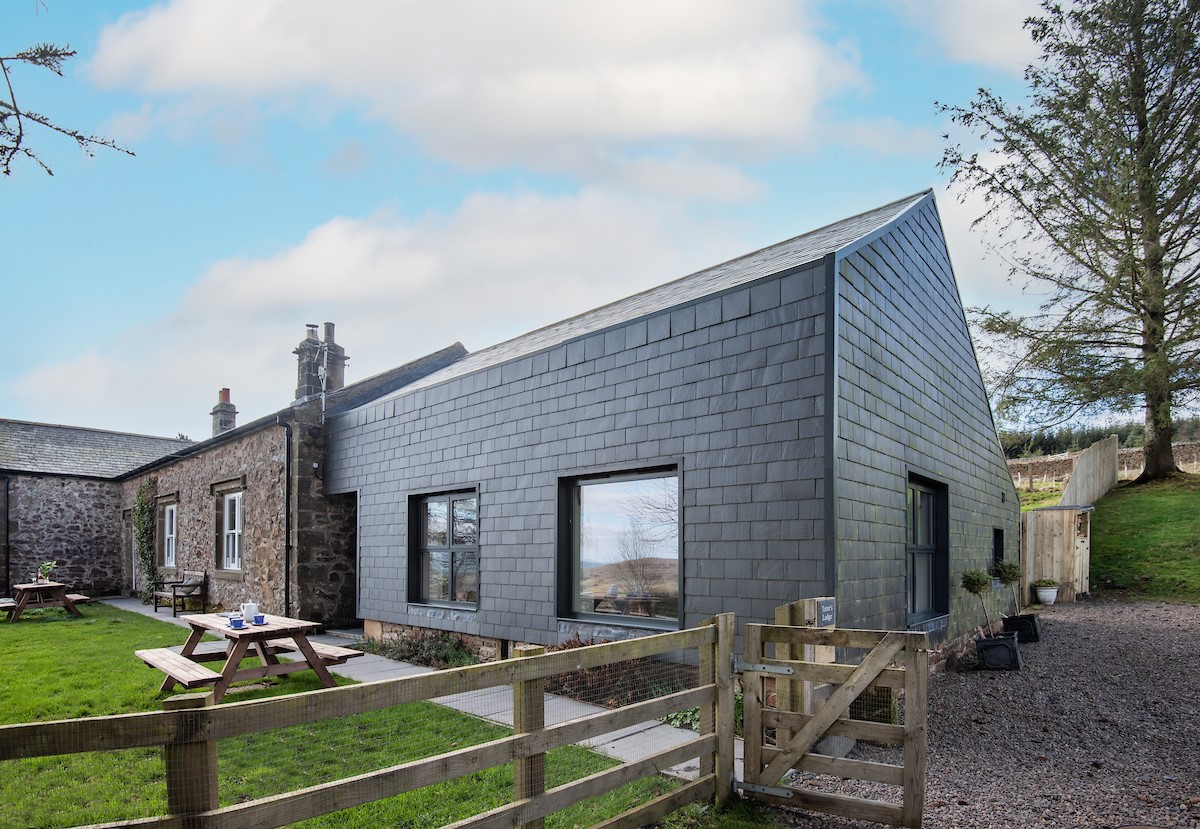 Tutor's Lodge - a modern extension with a smart slate finish adjoins the traditional stone cottage