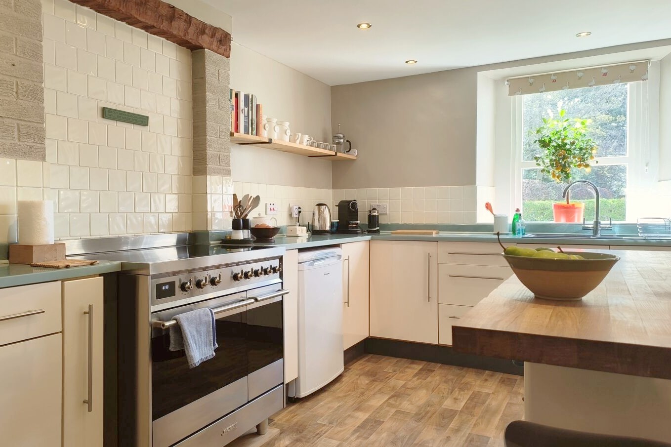 Pirnie Cottage - the modern kitchen with large oven