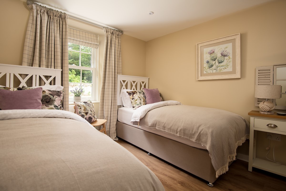 The Coach House, Kingston - bedroom two with twin beds