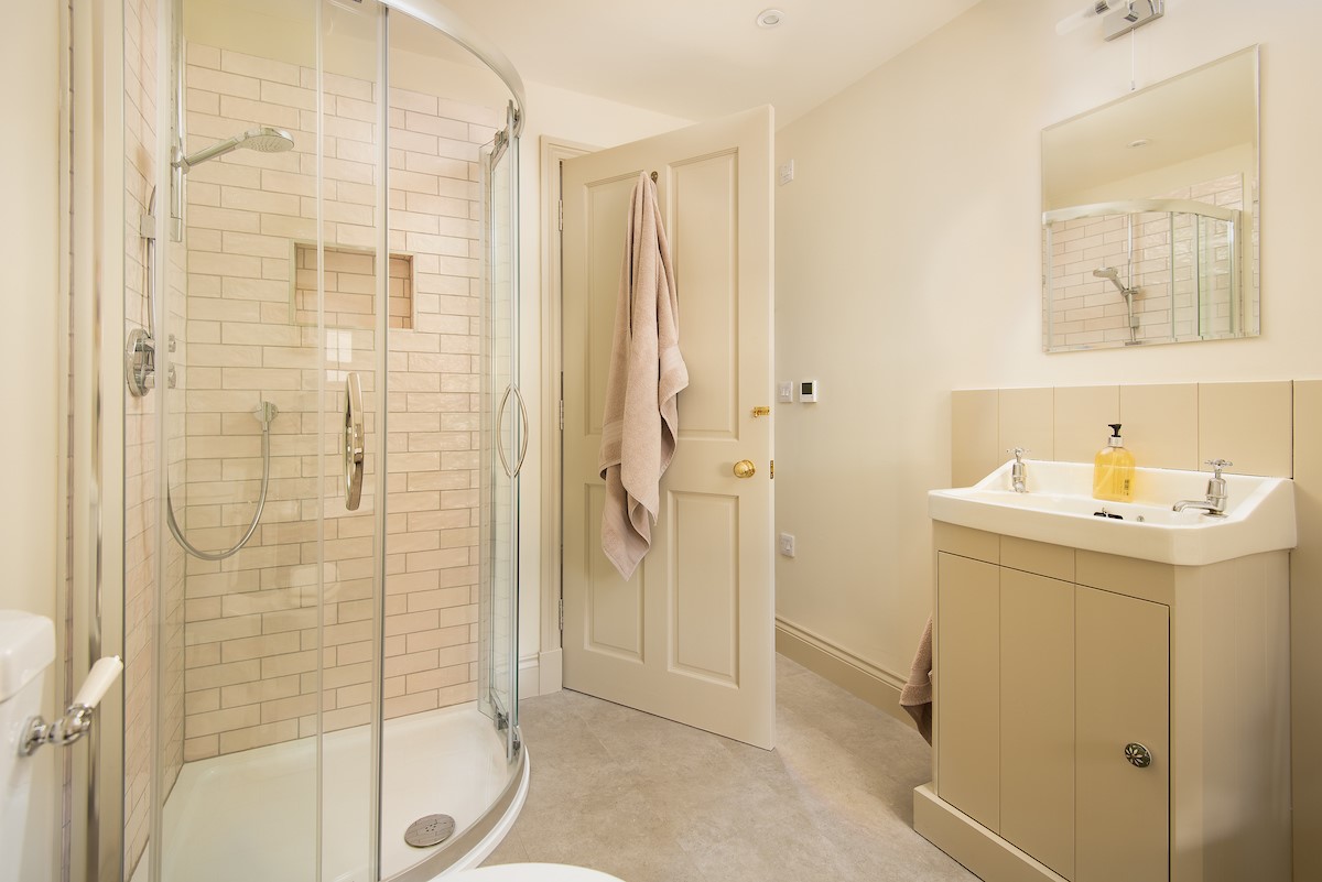 Housedon Haugh - corner shower in en-suite to bedroom three