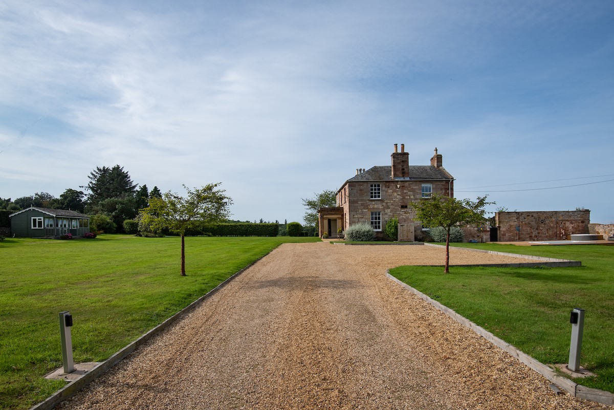 Seaview House - gravelled driveway through the gated entrance