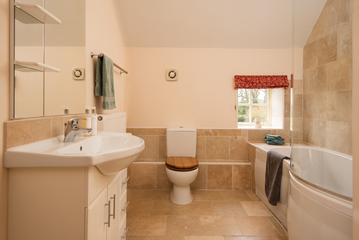 Dairy Cottage, Knapton Lodge - first floor bathroom