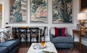 The Earl & Countess - dramatic wall panels with dining space for six
