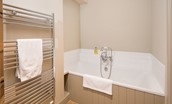 Barley Hill Cottage - bedroom two en suite bathroom with bath and handheld shower attachment