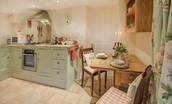Middle Cottage - kitchen & dining space