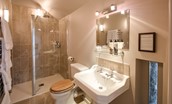 Williamston Barn & Cowshed - bedroom seven en suite bathroom
