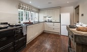 Bowls Cottage - kitchen with integrated appliances and AGA
