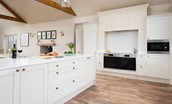 Riverhill Cottage - spacious kitchen with large island unit